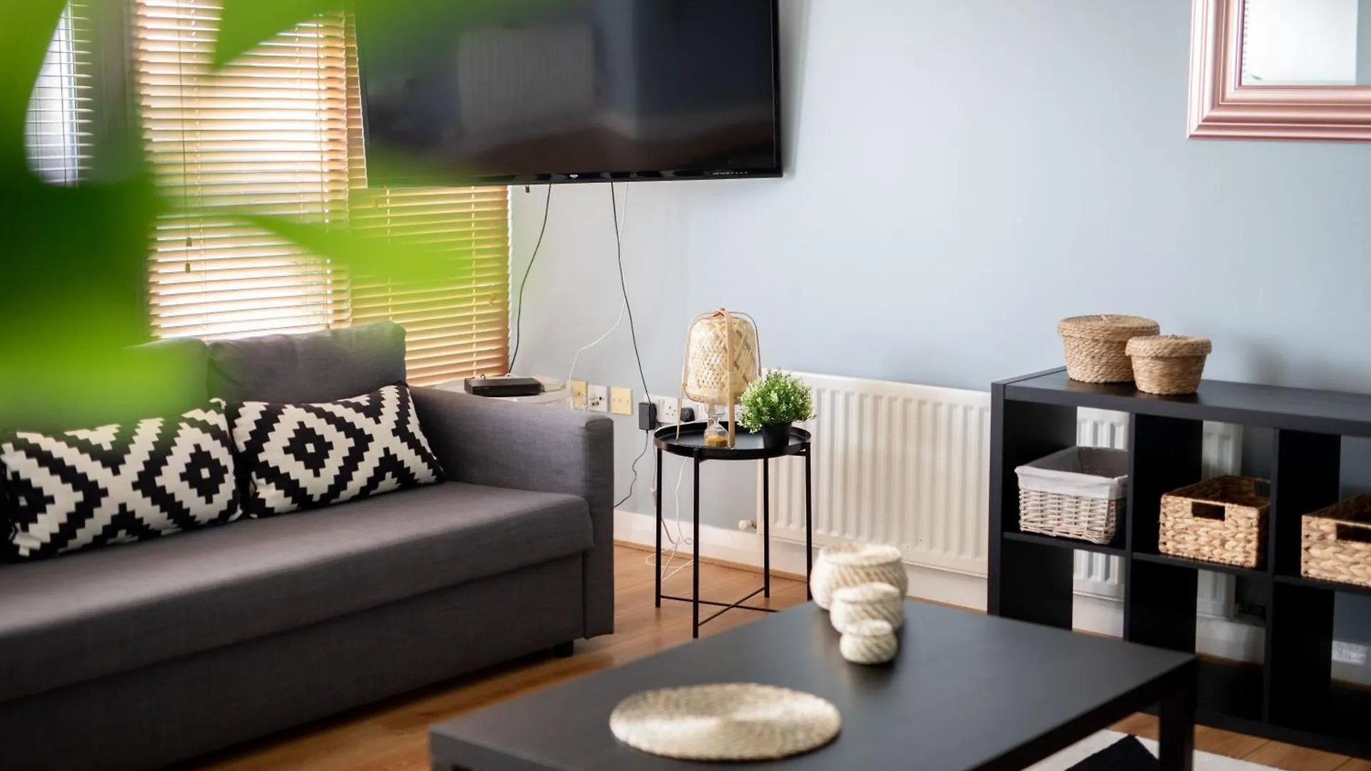 City Hall Penthouse Duplex - Incredible Views & Sleeps 8 & Balcony & Very Modern And Spacious Belfast Apartment
