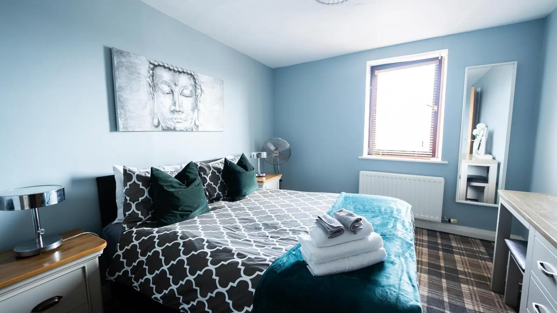 City Hall Penthouse Duplex - Incredible Views & Sleeps 8 & Balcony & Very Modern And Spacious Belfast Apartment